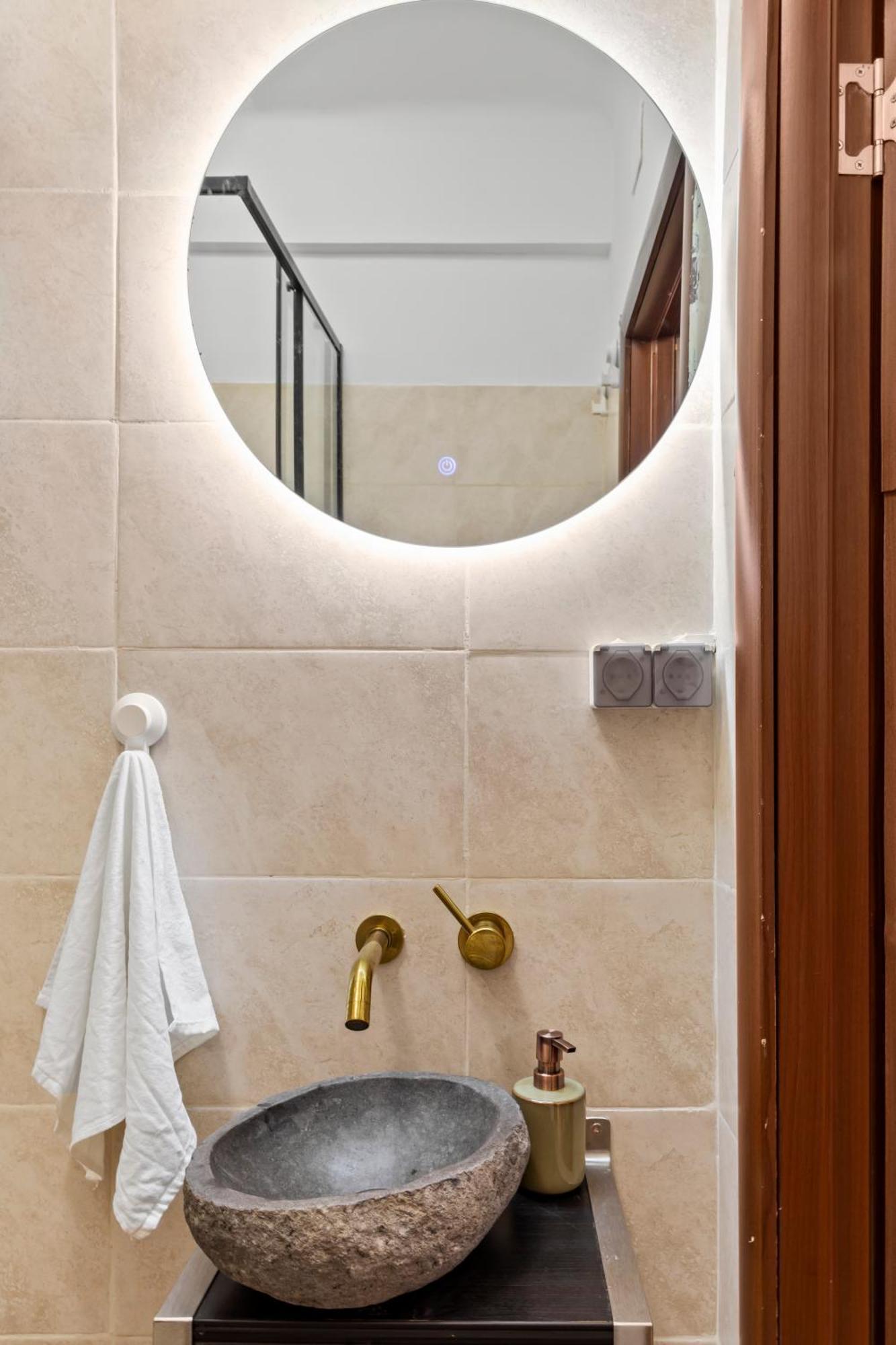 Upscale Studio, Walking Distance From The Old Town Bukares Bagian luar foto