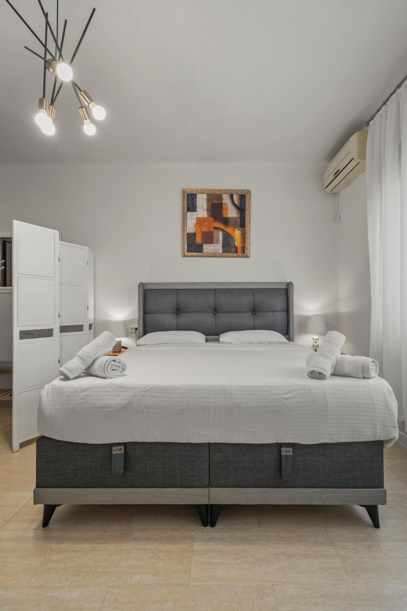 Upscale Studio, Walking Distance From The Old Town Bukares Bagian luar foto