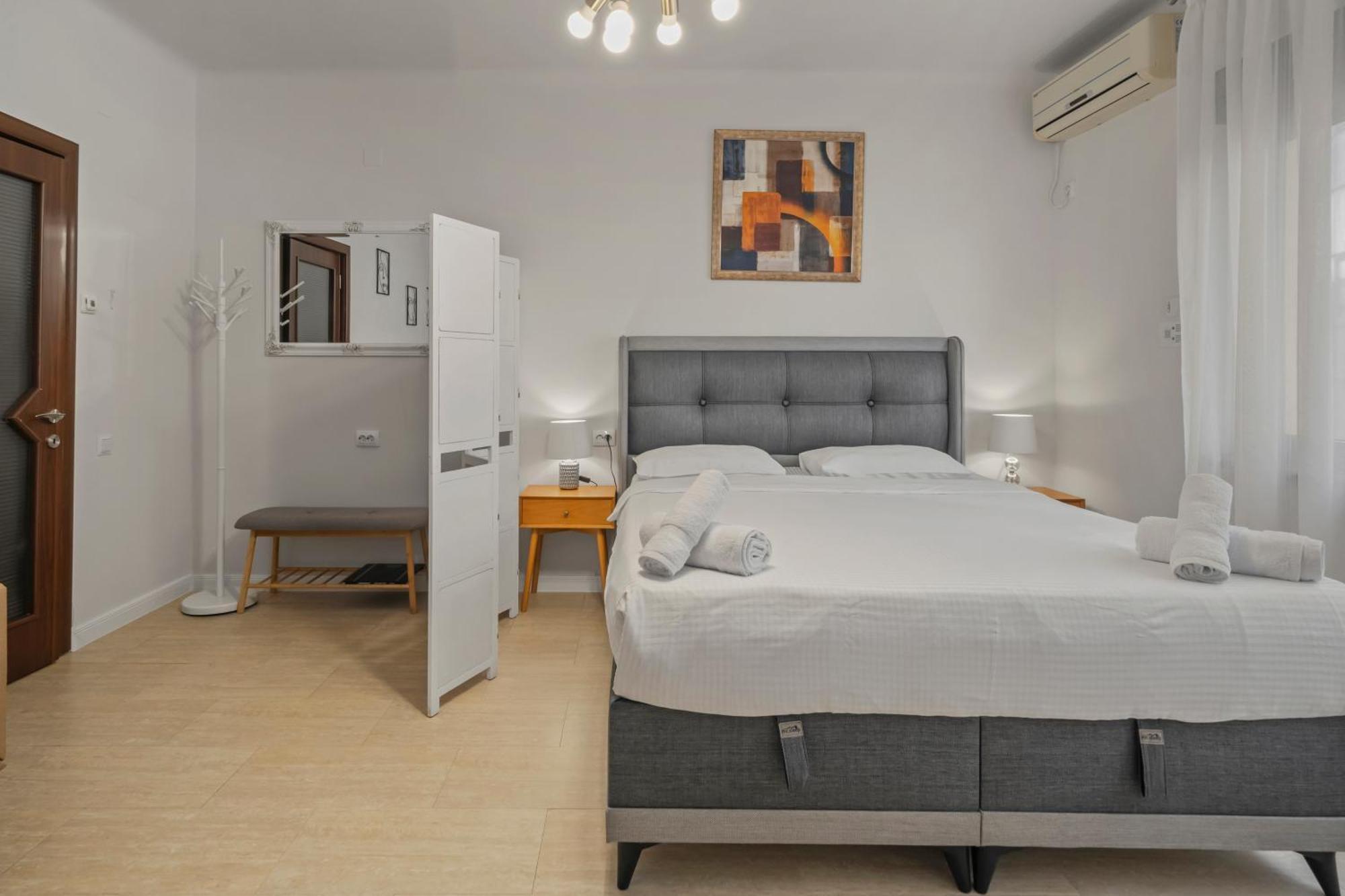 Upscale Studio, Walking Distance From The Old Town Bukares Bagian luar foto