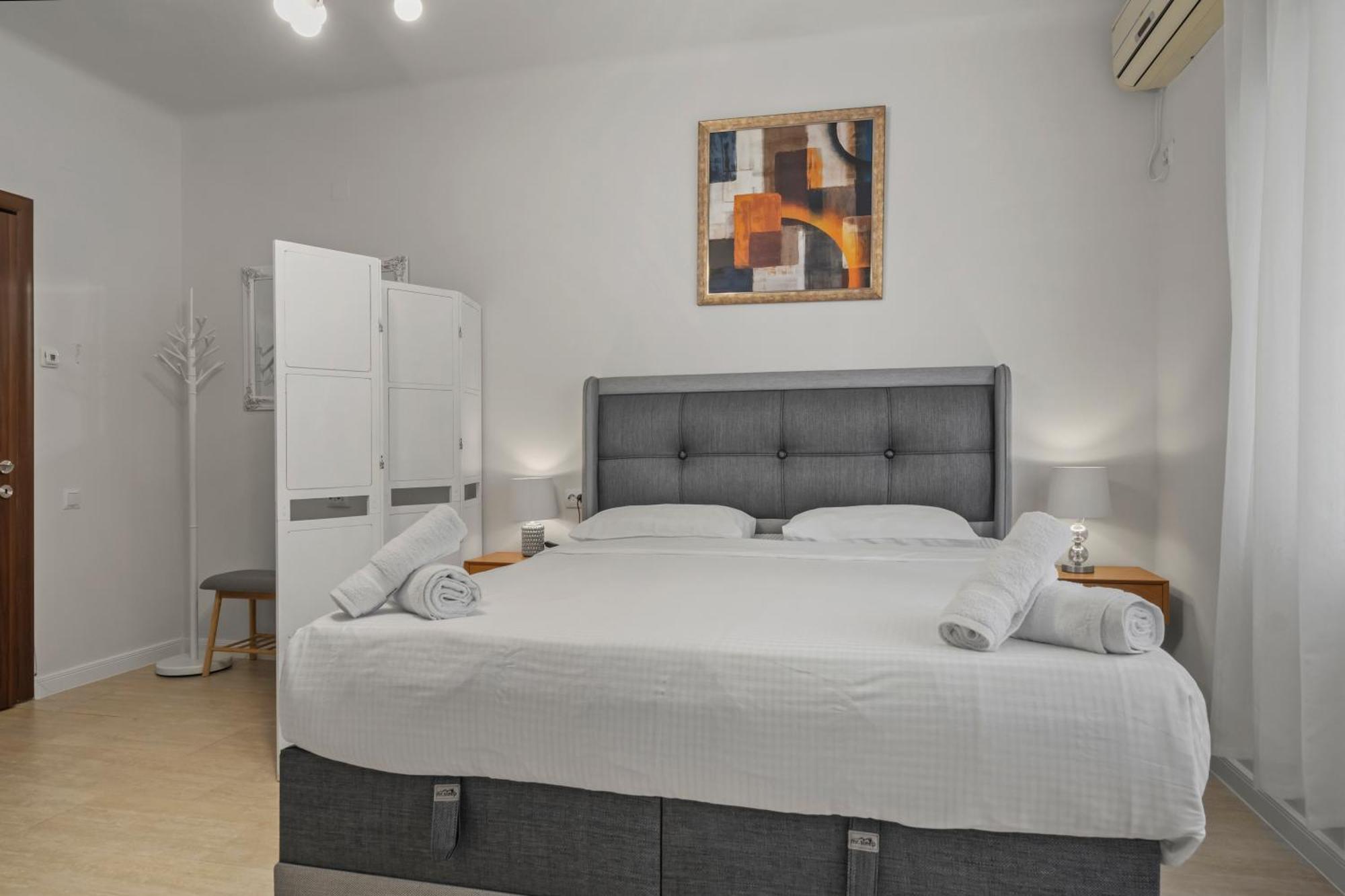 Upscale Studio, Walking Distance From The Old Town Bukares Bagian luar foto